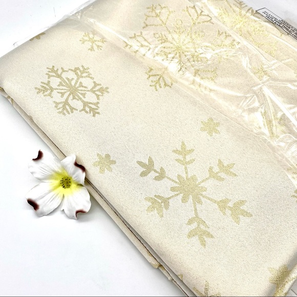 EUC LAVIN Gold Shimmer Snowflake Christmas Winter Tablecloth 104x60 - Picture 8 of 16
